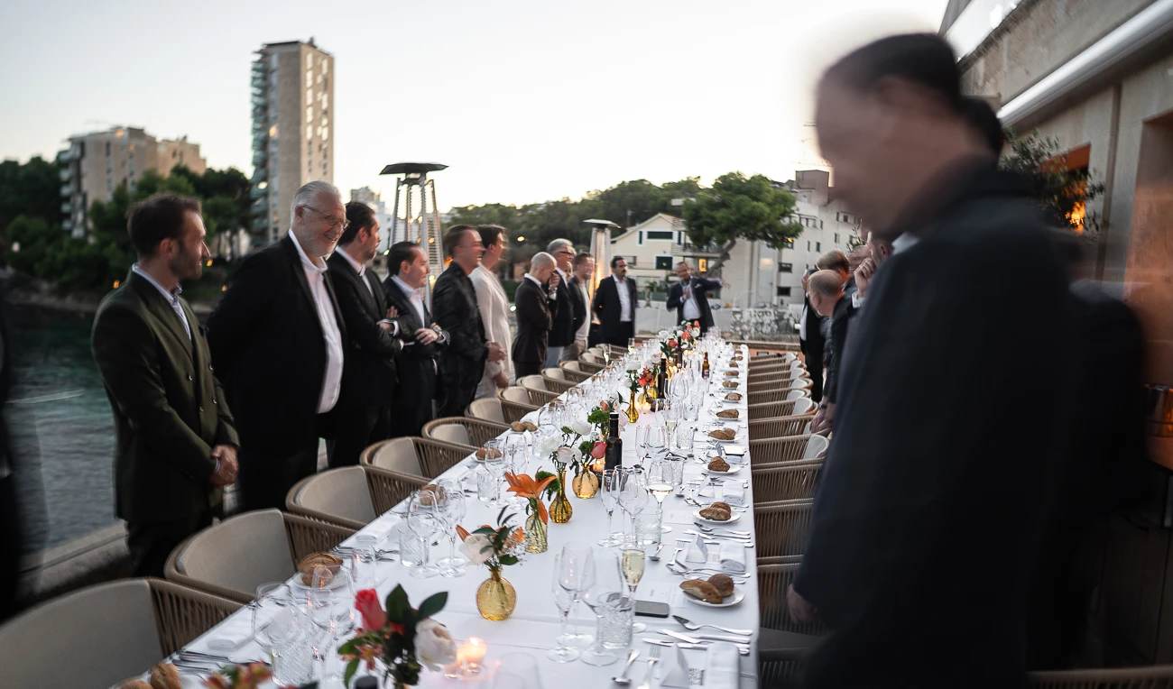 Die lange Tafel am Abend beim Fast Track Mallorca 2025